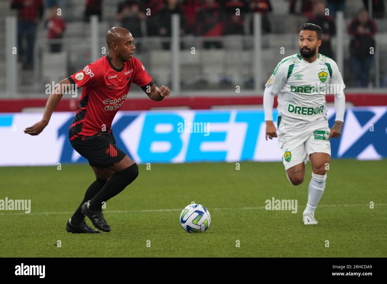 Curitiba, Brazil. 15th Aug, 2023. Fernandinho and Clayson during Athletico e Cuiabá held at Estádio Joaquim Américo Guimarães in Curitiba, PR. Credit: Carlos Pereyra/FotoArena/Alamy Live News Stock Photo