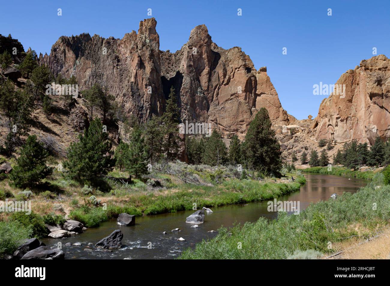 The Crooked River cuts through the rhyolite tuff of Smith Rock State Park near Redmond, Oregon Stock Photo