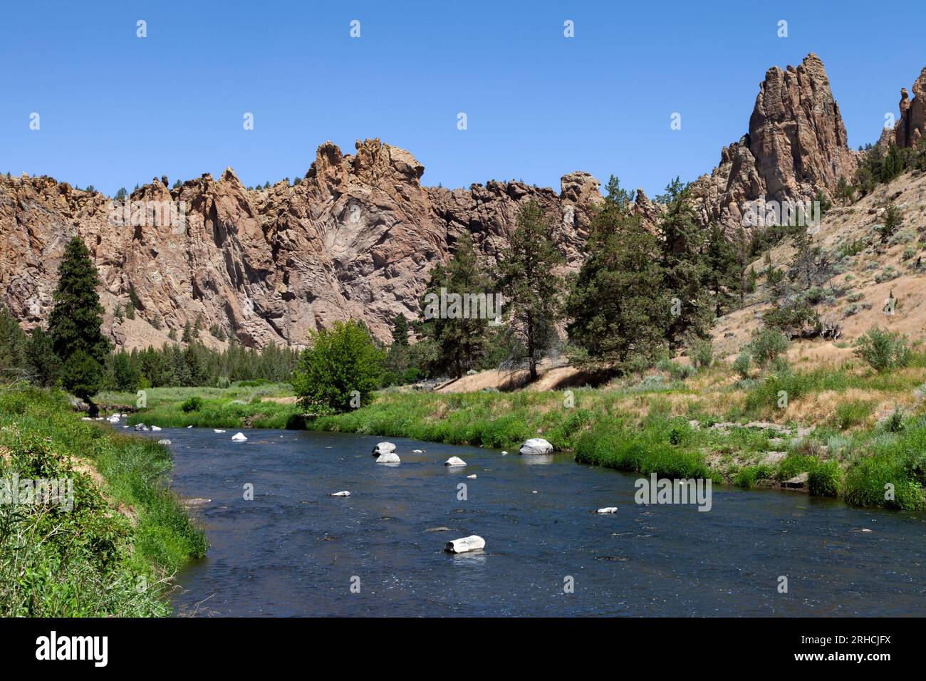 The Crooked River cuts through the rhyolite tuff of Smith Rock State Park near Redmond, Oregon Stock Photo