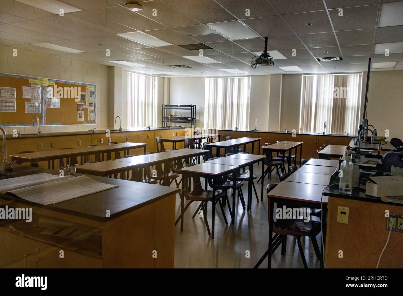 Science laboratory classroom - wooden lab tables with black countertops ...