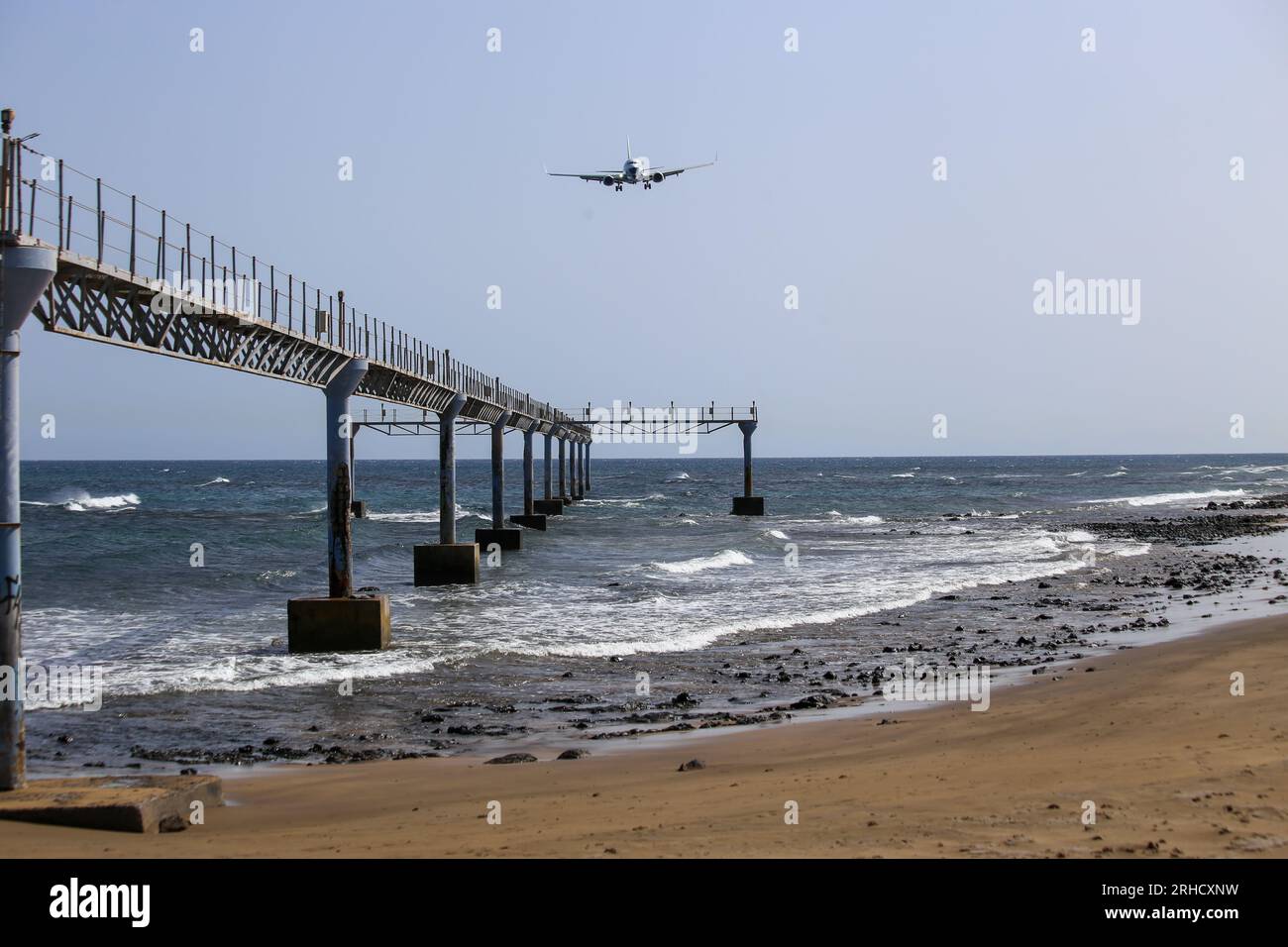 Tías, Spain. 15th Aug, 2023. A Transavia plane flies over Lima Beach before landing at Lanzarote Airport during daily day in Lanzarote, Spain, on August 15, 2023. (Photo by Alberto Brevers/Pacific Press) Credit: Pacific Press Media Production Corp./Alamy Live News Stock Photo