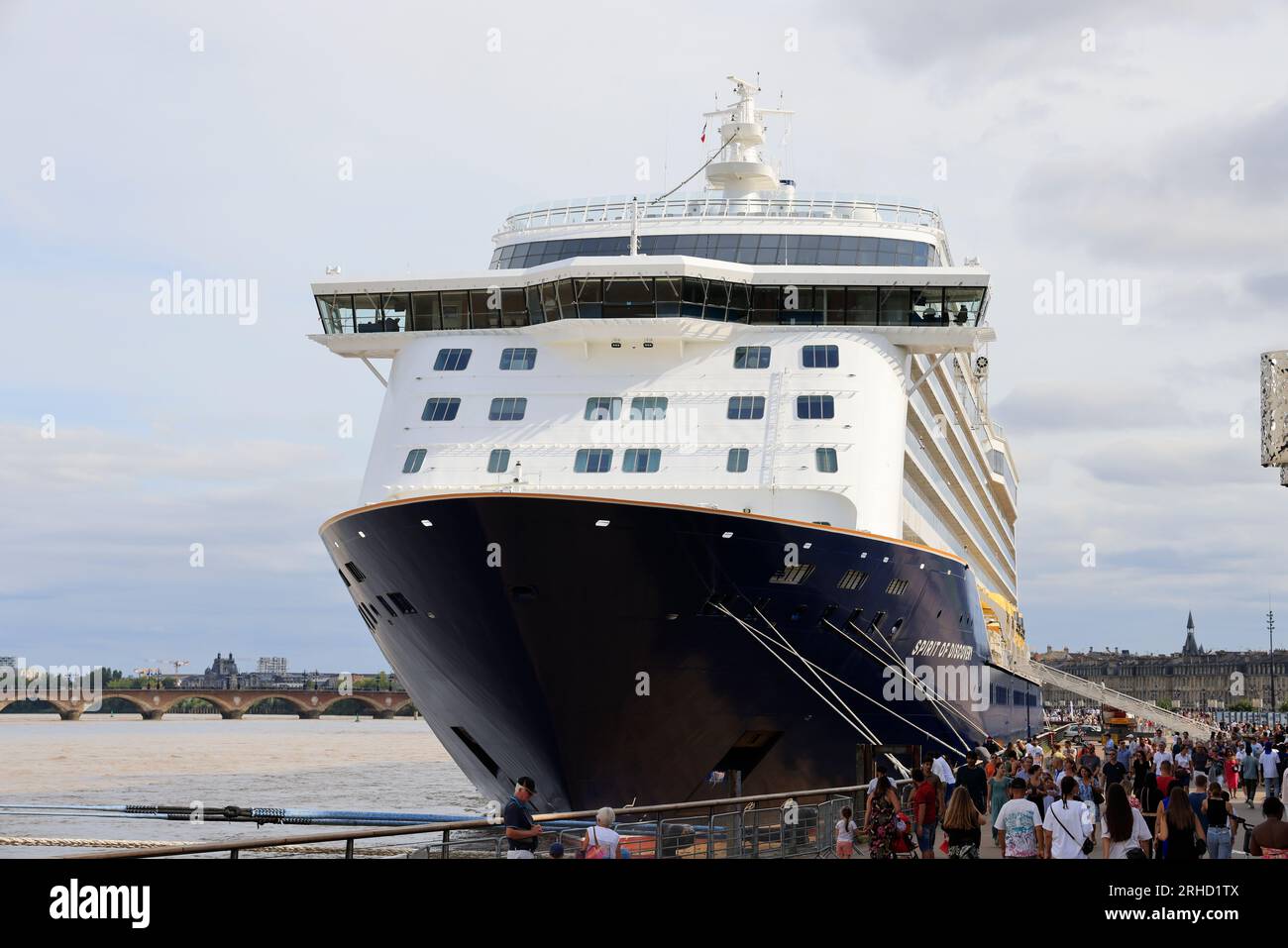 Le paquebot haut de gamme de croisière Spirit of Discovery en escale sur la Garonne dans le port de Bordeaux. Construit en 2019 par le chantier Meyer Stock Photo