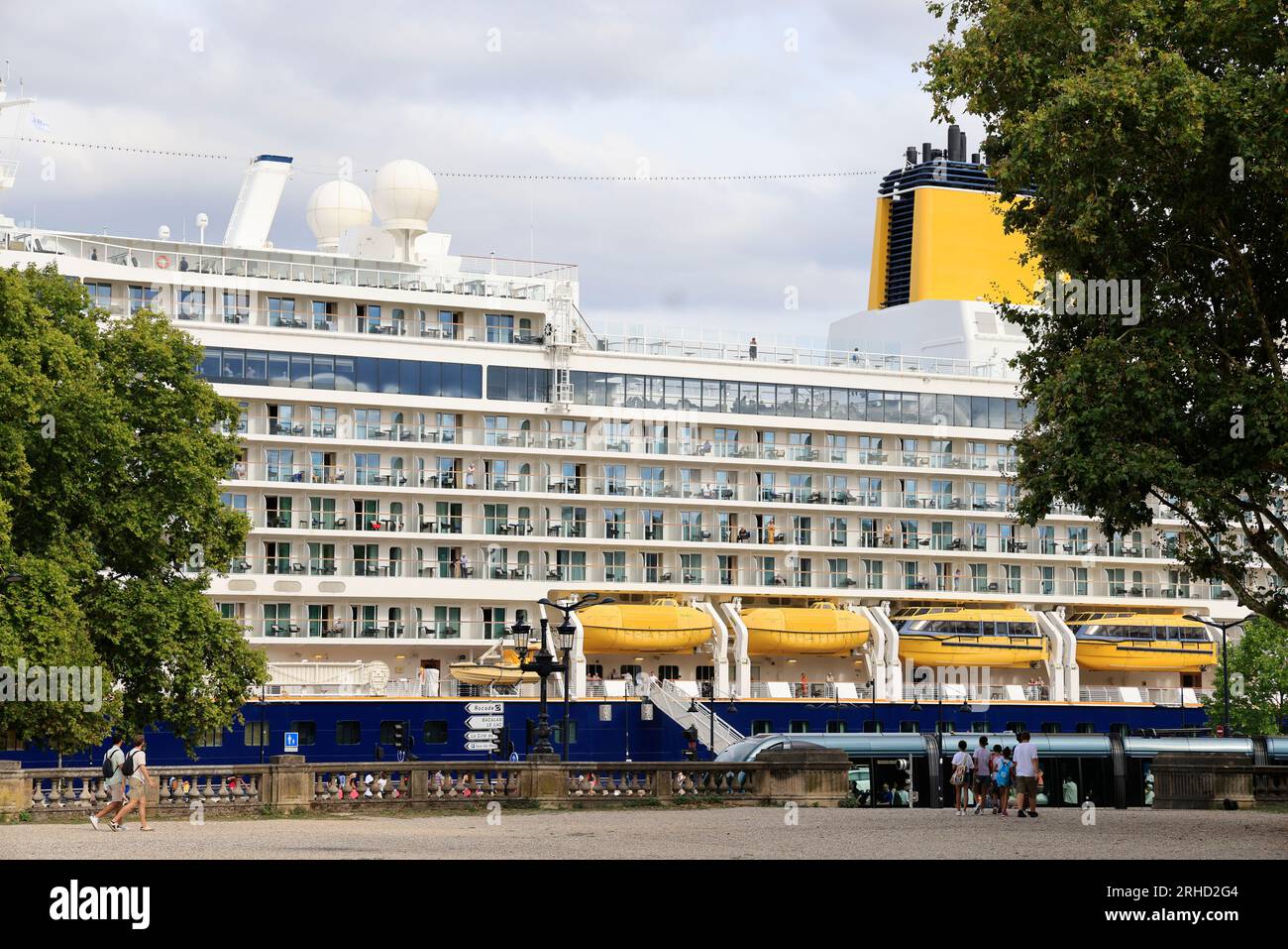 Le paquebot haut de gamme de croisière Spirit of Discovery en escale sur la Garonne dans le port de Bordeaux. Construit en 2019 par le chantier Meyer Stock Photo