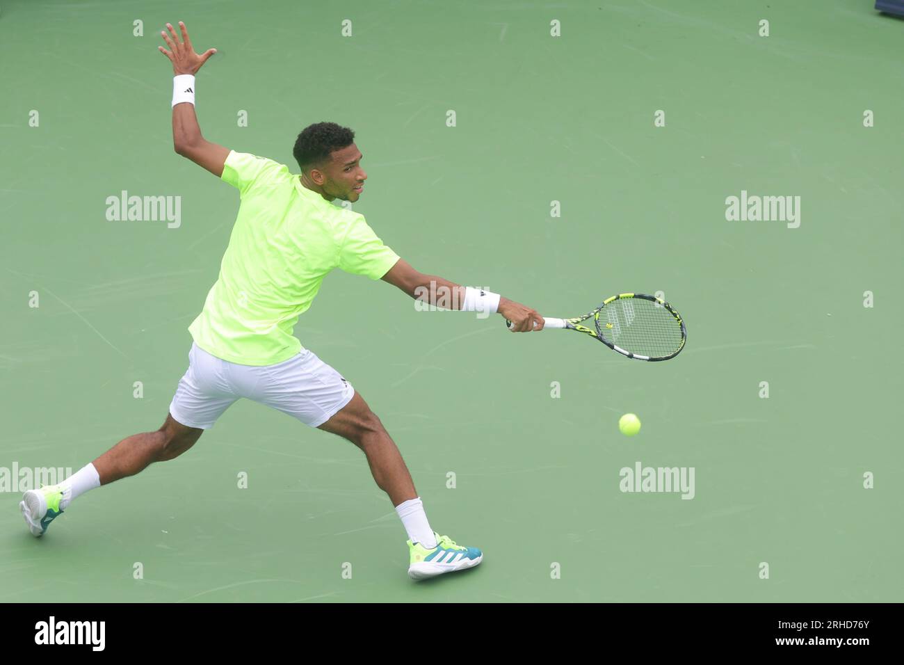 Mason, OH, USA. 14th Aug, 2023. Western and Southern Open Tennis, Mason, OH - Felix Auger-Aliassime plays the ball against opponent Matteo Berrettini in the Western and Southern Open tennis tournament. August 14, 2023 - Photo by Wally Nell/ZUMA Press (Credit Image: © Wally Nell/ZUMA Press Wire) EDITORIAL USAGE ONLY! Not for Commercial USAGE! Stock Photo