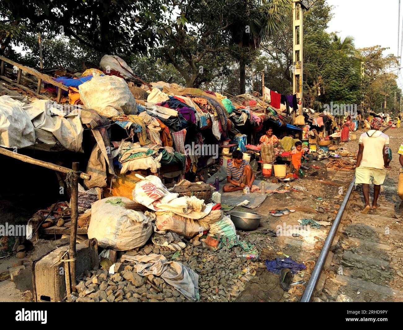 Slums along the railway line in central Kolkata, India Stock Photo