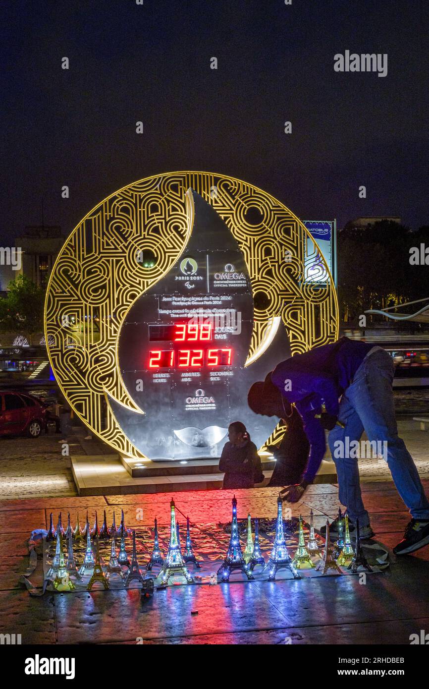 FRANCE. PARIS (75) (7TH DISTRICT) COUNTDOWN TO THE TIME BEFORE THE