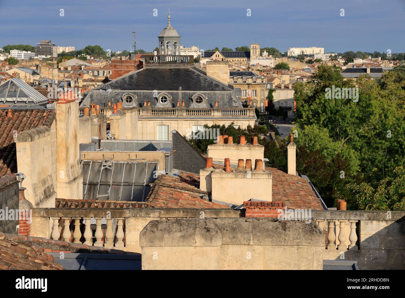 Cheminées sur les toits de Bordeaux, un aspect méconnu de la ville et de son architecture. Bordeaux, Gironde, France, Europe Stock Photo