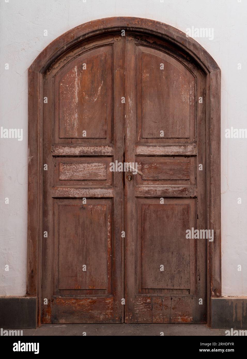 Empty room oak door hi-res stock photography and images - Alamy