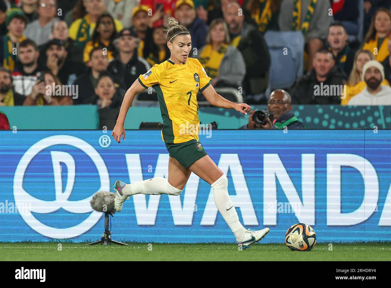 Sydney, Australia. 16th Aug, 2023. Steph Catley #7 of Australia breaks with the ball during the FIFA Women's World Cup 2023 Semi-Final match Australia Women vs England Women at Stadium Australia, Sydney, Australia, 16th August 2023 (Photo by Patrick Hoelscher/News Images) in Sydney, Australia on 8/16/2023. (Photo by Patrick Hoelscher/News Images/Sipa USA) Credit: Sipa USA/Alamy Live News Stock Photo