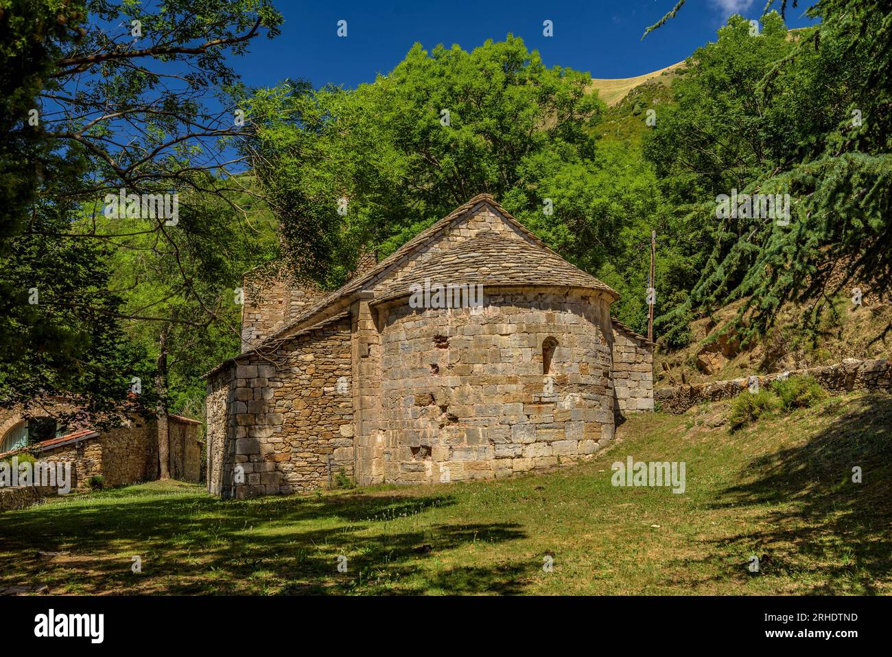 Apse of the Romanesque church of Sant Martí de Ogassa on a summer morning (Ripollès, Girona, Catalonia, Spain, Pyrenees) Stock Photo