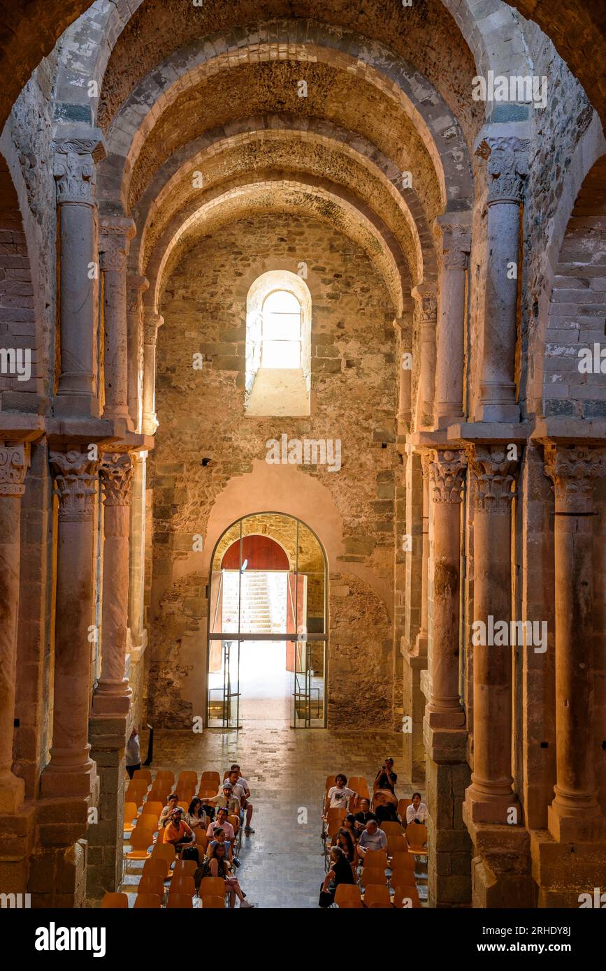 Ventana de la iglesia medieval hi-res stock photography and images - Alamy