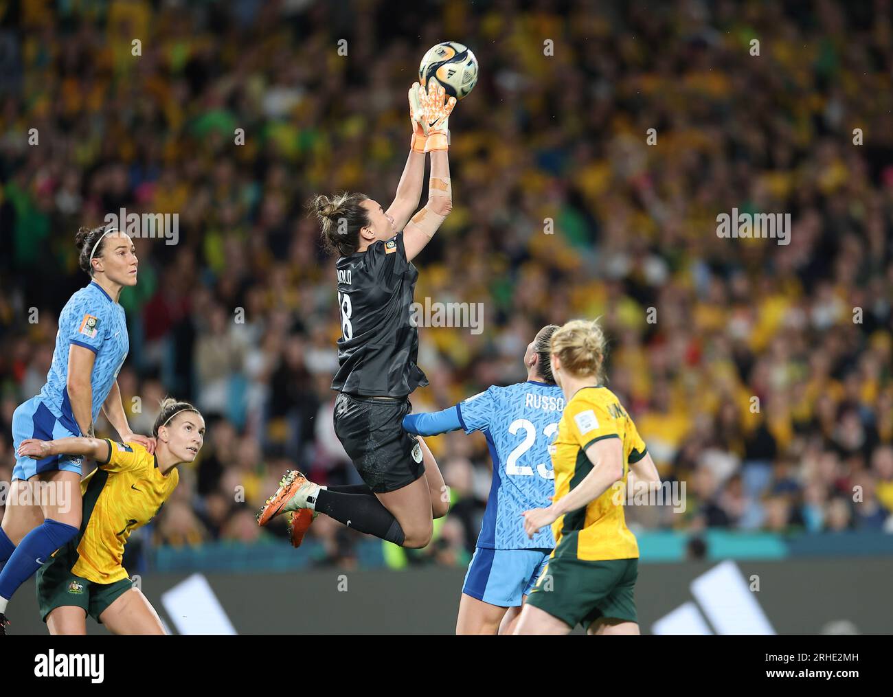 Sydney, Australia. 16th Aug, 2023. Australia's goalkeeper Mackenzie Arnold (C) makes a save during the semifinal between Australia and England at the 2023 FIFA Women's World Cup in Sydney, Australia, Aug. 16, 2023. Credit: Ding Xu/Xinhua/Alamy Live News Stock Photo