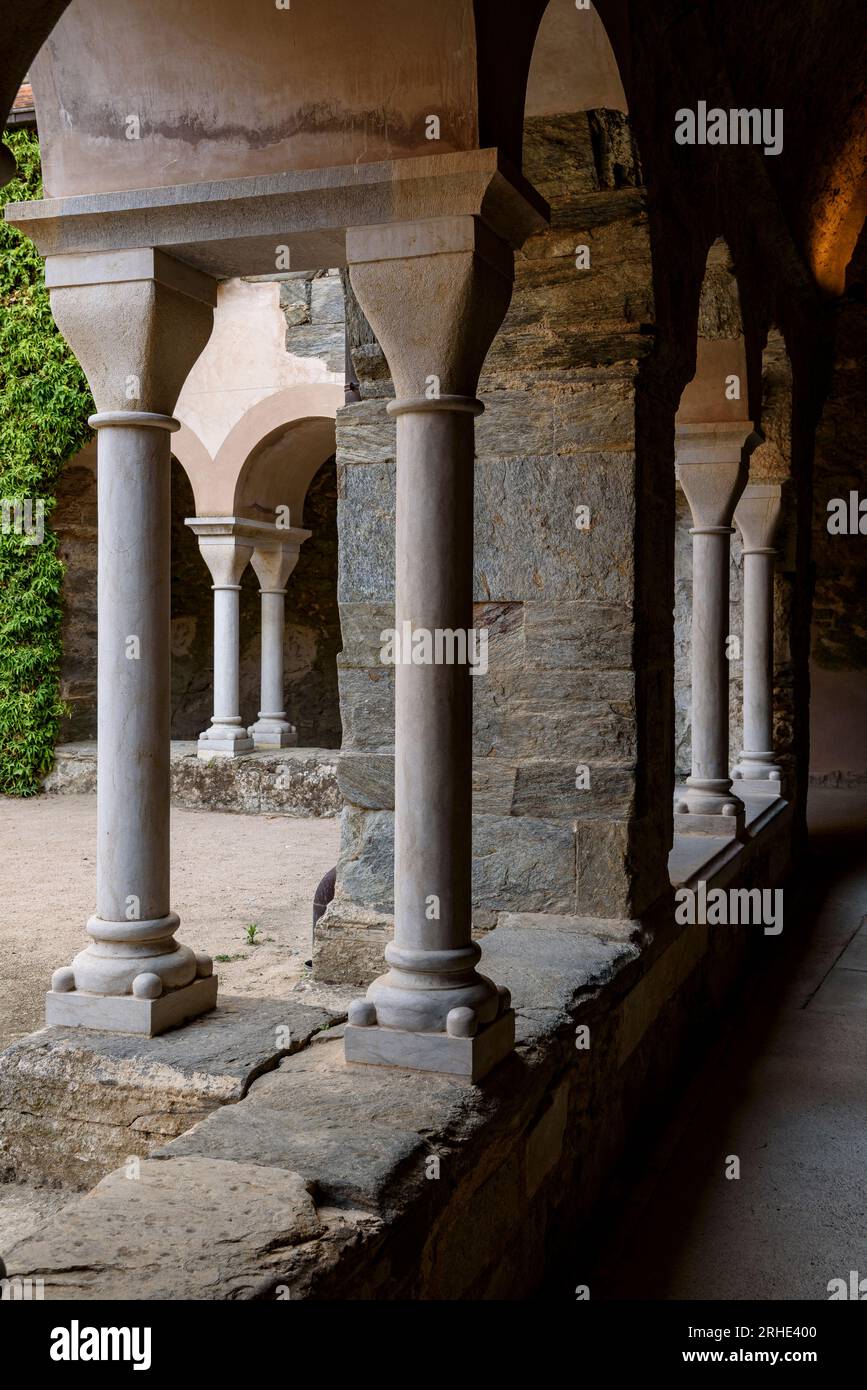 Upper cloister of the monastery of Sant Pere de Rodes (Alt Empordà, Girona, Catalonia, Spain) ESP: Claustro superior de Sant Pere de Rodes (Gerona) Stock Photo