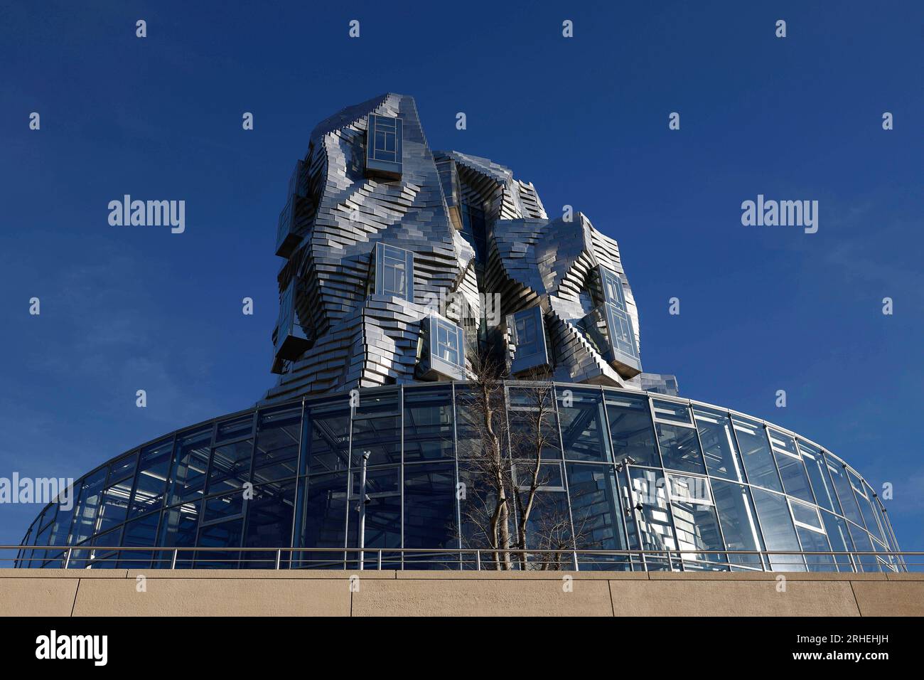 Arles, Frankreich , Normandie, 04.01.2023, Das  Gebäude des Kulturkomplex der Luma-Stiftung in Arles Frankreich wurde von dem amerikanischen /kanadischen Stararchitekten Frank Gehry entworfen. Foto: Norbert Schmidt, Düsseldorf Stock Photo