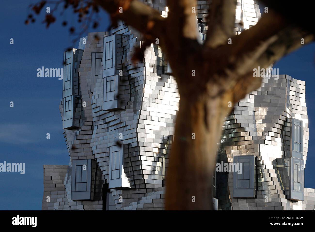 Arles, Frankreich , Normandie, 04.01.2023, Das  Gebäude des Kulturkomplex der Luma-Stiftung in Arles Frankreich wurde von dem amerikanischen /kanadischen Stararchitekten Frank Gehry entworfen. Foto: Norbert Schmidt, Düsseldorf Stock Photo