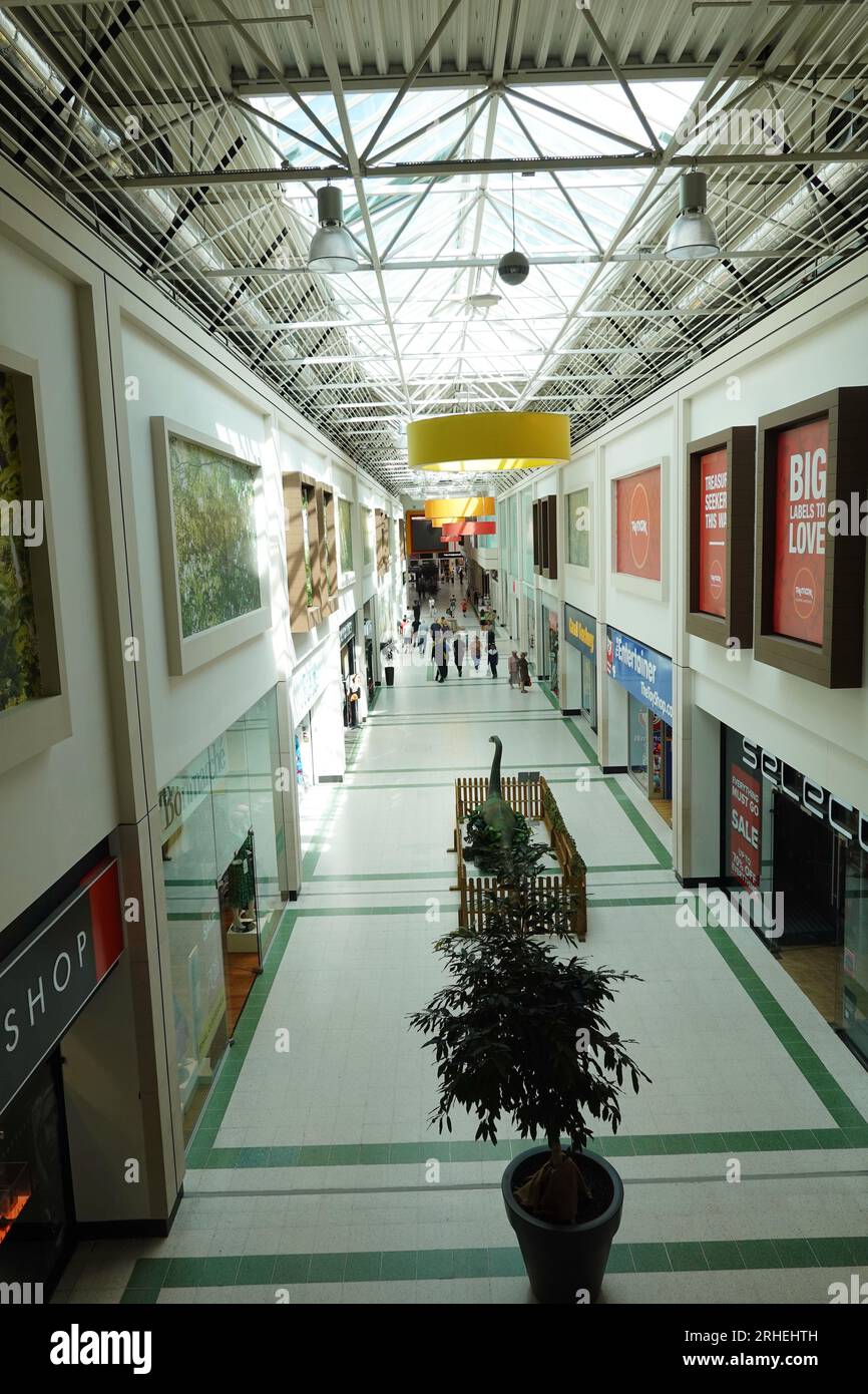 Shop Emty Empty Shopping Centre Stock Photo - Alamy