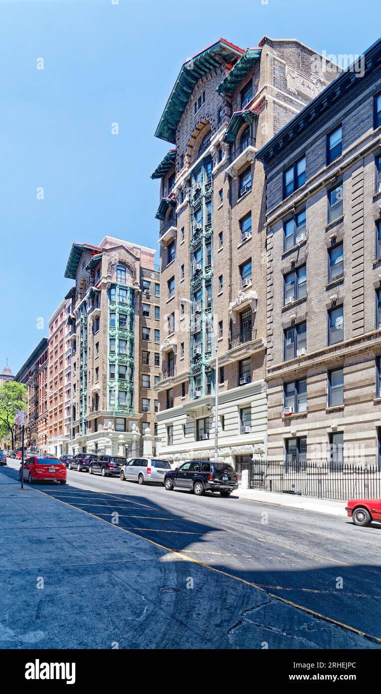 Columbia University Teachers College acquired Emery Roth-designed Bancroft Apartments in 1919 for use as a student residence hall. (509 W 121st St.) Stock Photo