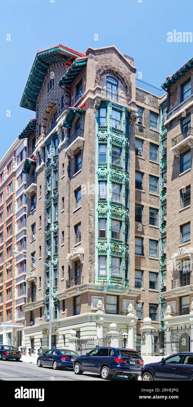 Columbia University Teachers College acquired Emery Roth-designed Bancroft Apartments in 1919 for use as a student residence hall. (509 W 121st St.) Stock Photo