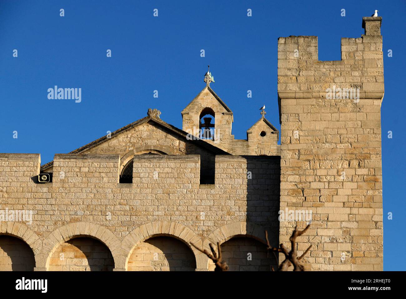 Saintes-Maries-de-la-Mer, Frankreich,  10.01.2023 Die Wehrkirche Sanctuaire  Notre-Dame-de-la-Mer von der aus die berühmte Prozession der heiligen Sara zum Meer stattfindet. Foto: Norbert Schmidt, Düsseldorf Stock Photo