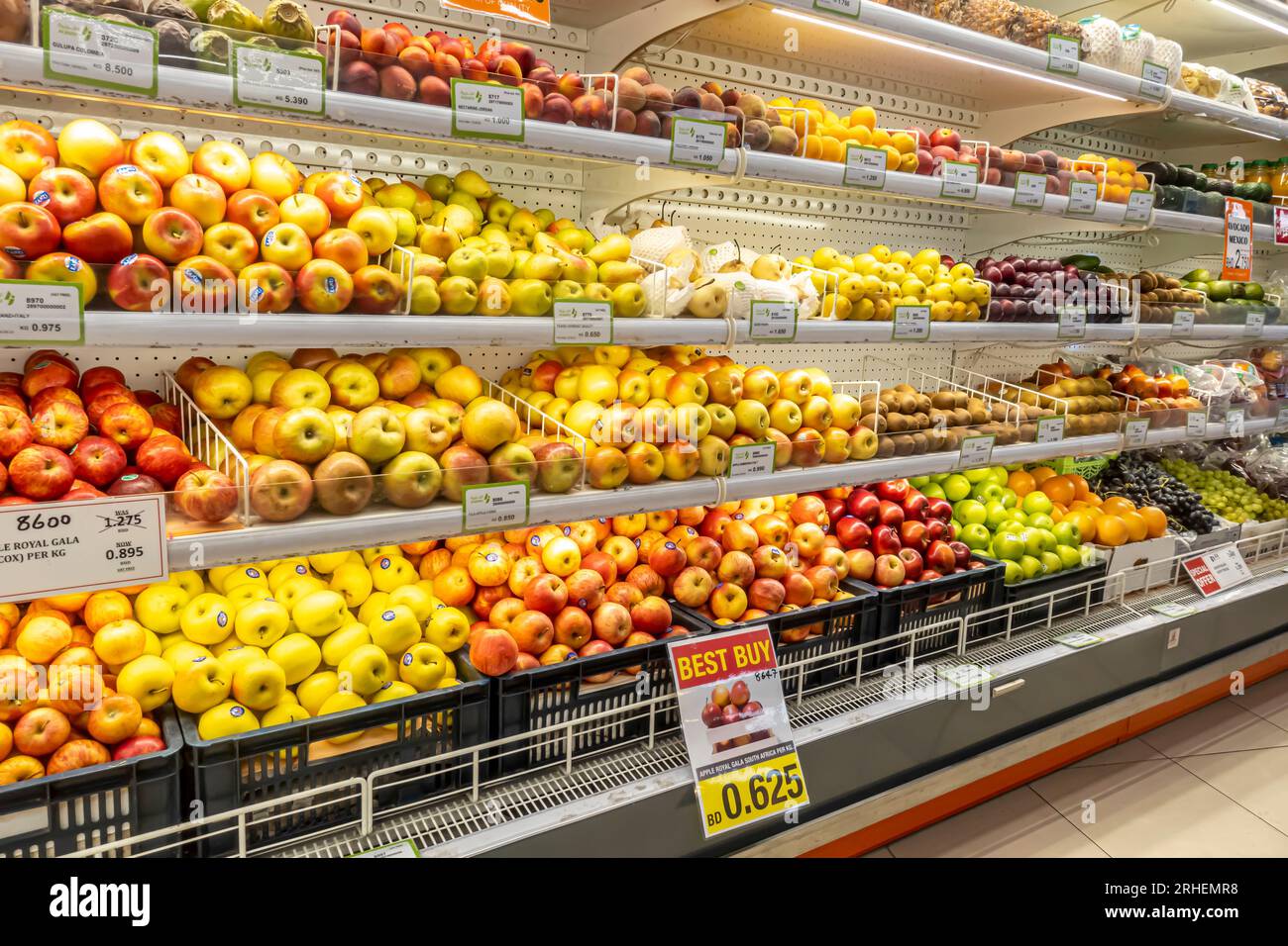 Al Jazira Supermarket Bahrain fruits apples stall Stock Photo Alamy