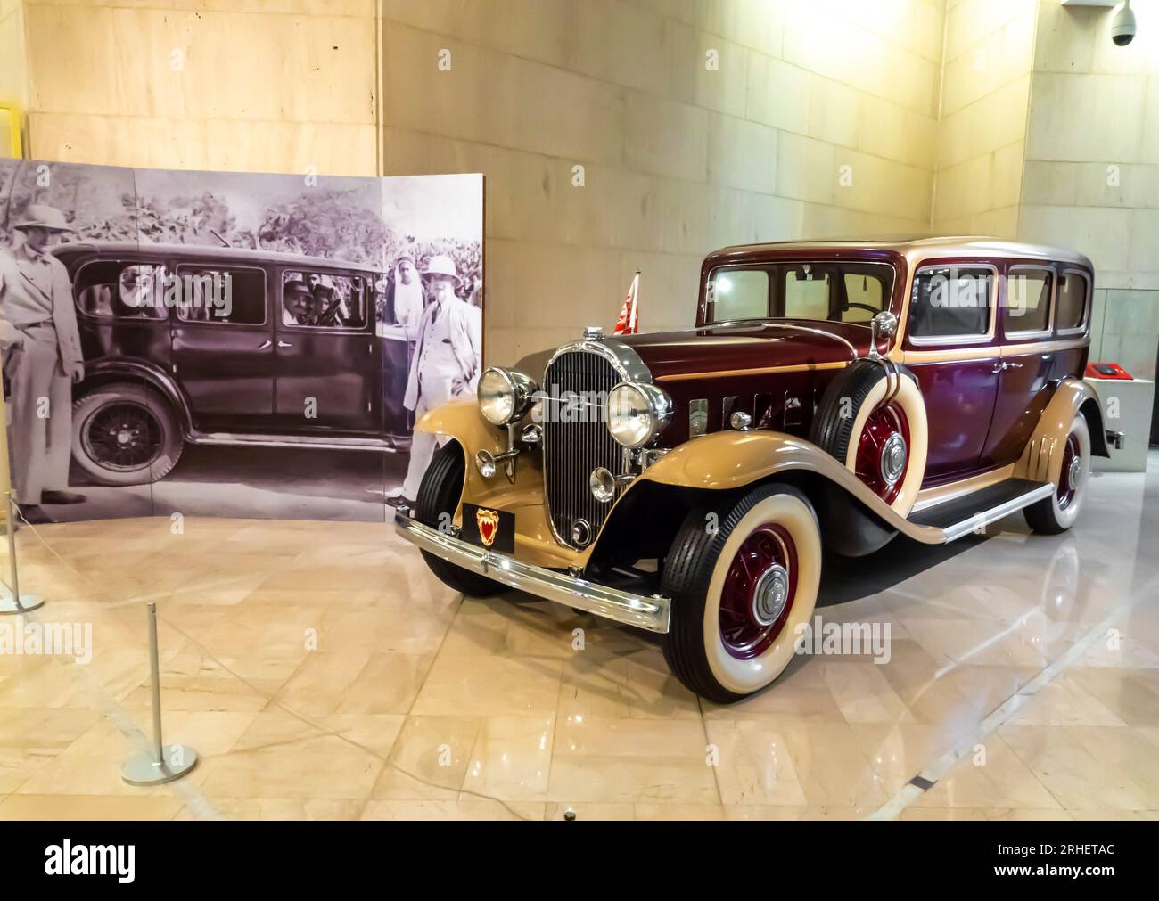 1932 Buick presented to Amir Shaikh Isa Bin Salman Al Khalifa for 60th anniversary of discovering oil in Bahrain Stock Photo