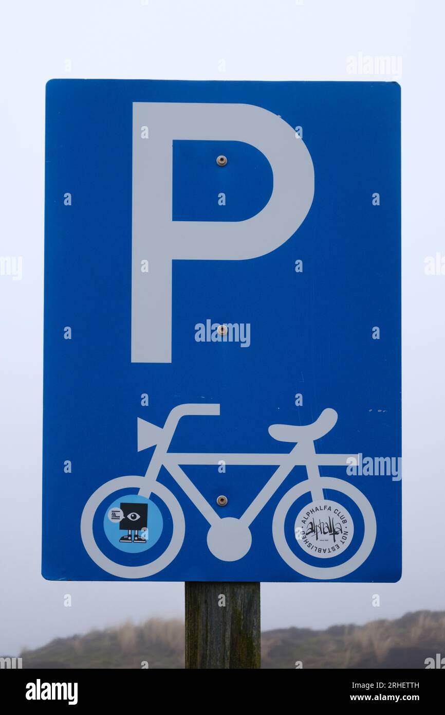 Bike parking sign hi-res stock photography and images - Alamy