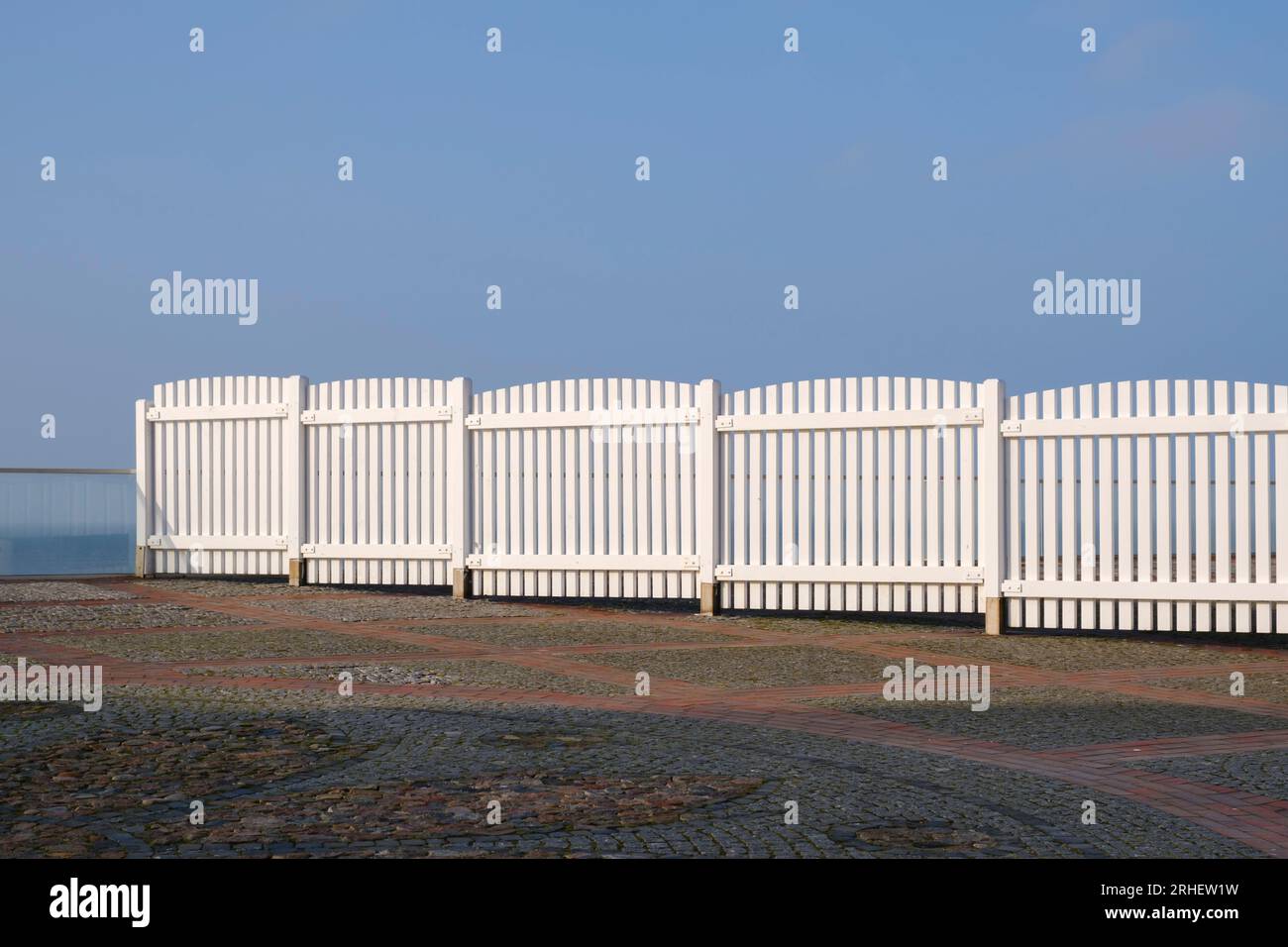 White wooden fencing hi-res stock photography and images - Alamy