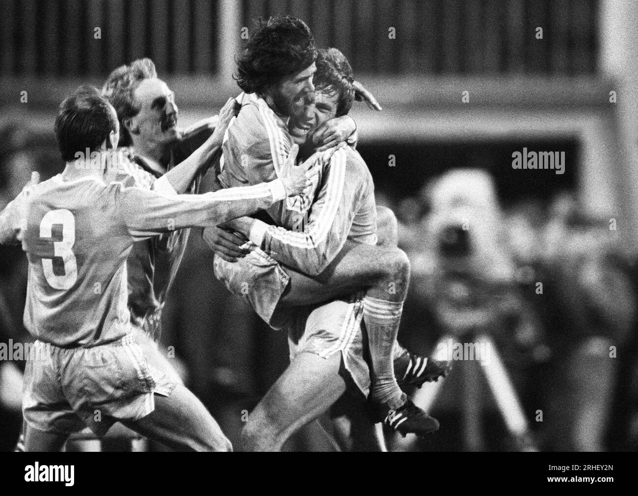 Krefeld, Deutschland, Europapokal der Pokalsieger Bayer Uerdingen (GER) vs. Dynamo Dresden (DDR)  7-3 am 19. 03. 1986  in der Grotenburg - Kampfbahn  in Krefeld. Wolfgang FUNKEL  (Uerdingen ) re.-  freut sich Ÿber einen seiner 3 Treffer mit seinem Bruder Friedhelm FUNKEL ( Uerdingen  )  2.v.re.- . Foto: Norbert Schmidt, Duesseldorf Stock Photo