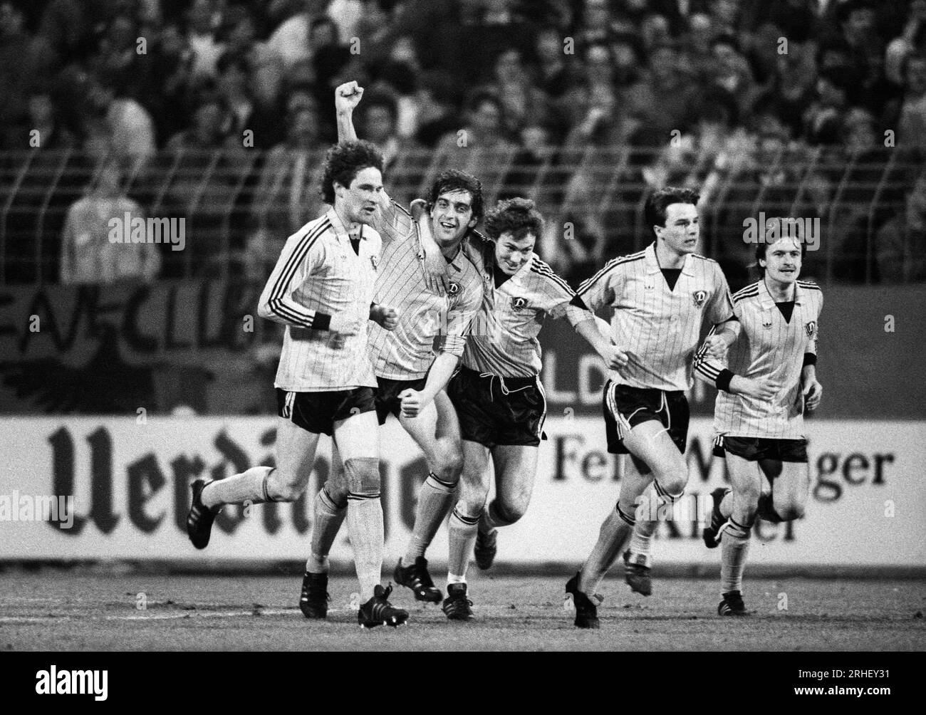 Krefeld, Deutschland, Europapokal der Pokalsieger Bayer Uerdingen (GER) vs. Dynamo Dresden (DDR)  7-3 am 19. 03. 1986  in der Grotenburg - Kampfbahn  in Krefeld. Ralf MINGE ( Dynamo Dresden )  2.v.li.- hat das 1-0 erzielt und freut sich mit seinen Mitspielern. Foto: Norbert Schmidt, Duesseldorf Stock Photo