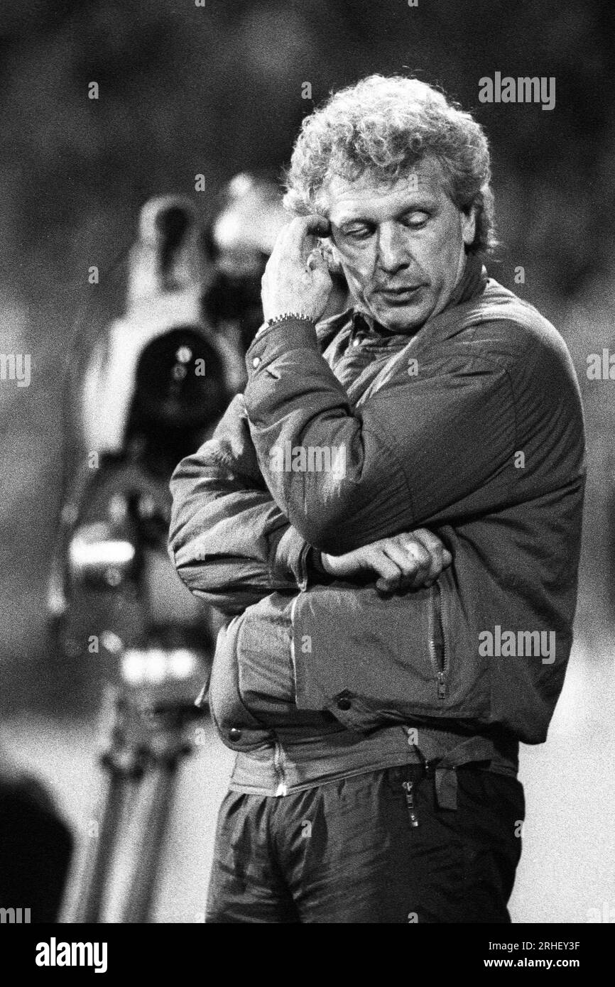 Krefeld, Deutschland, Europapokal der Pokalsieger Bayer Uerdingen (GER) vs. Dynamo Dresden (DDR)  7-3 am 19. 03. 1986  in der Grotenburg - Kampfbahn  in Krefeld. Trainer Karl-Heinz FELDKAMP ( Bayer Uerdingen )   Foto: Norbert Schmidt, Duesseldorf Stock Photo