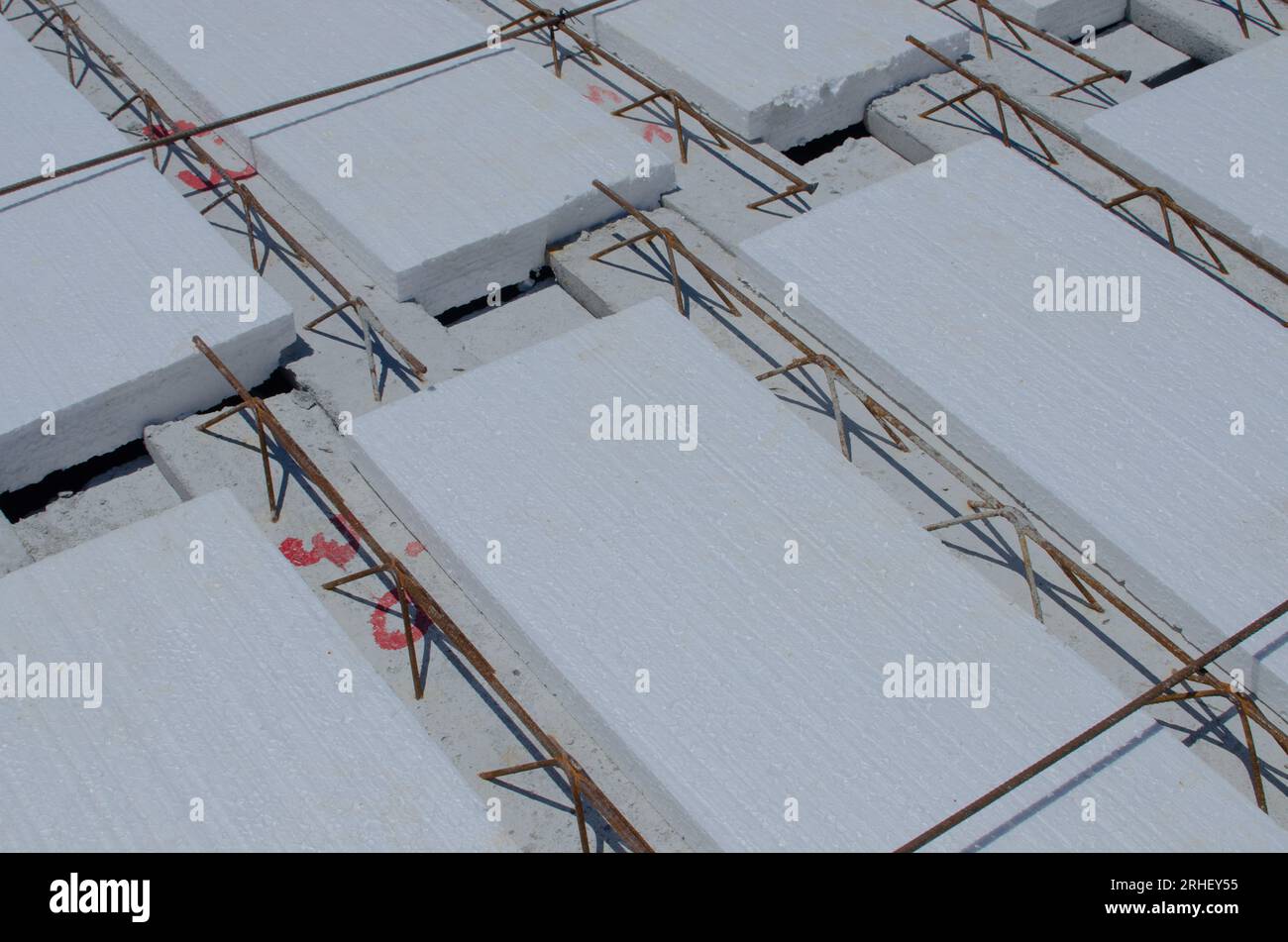 Detail of the construction of a Styrofoam slab in Brazil, a light and efficient option for thermal insulation. Styrofoam slab, sustainable and economi Stock Photo