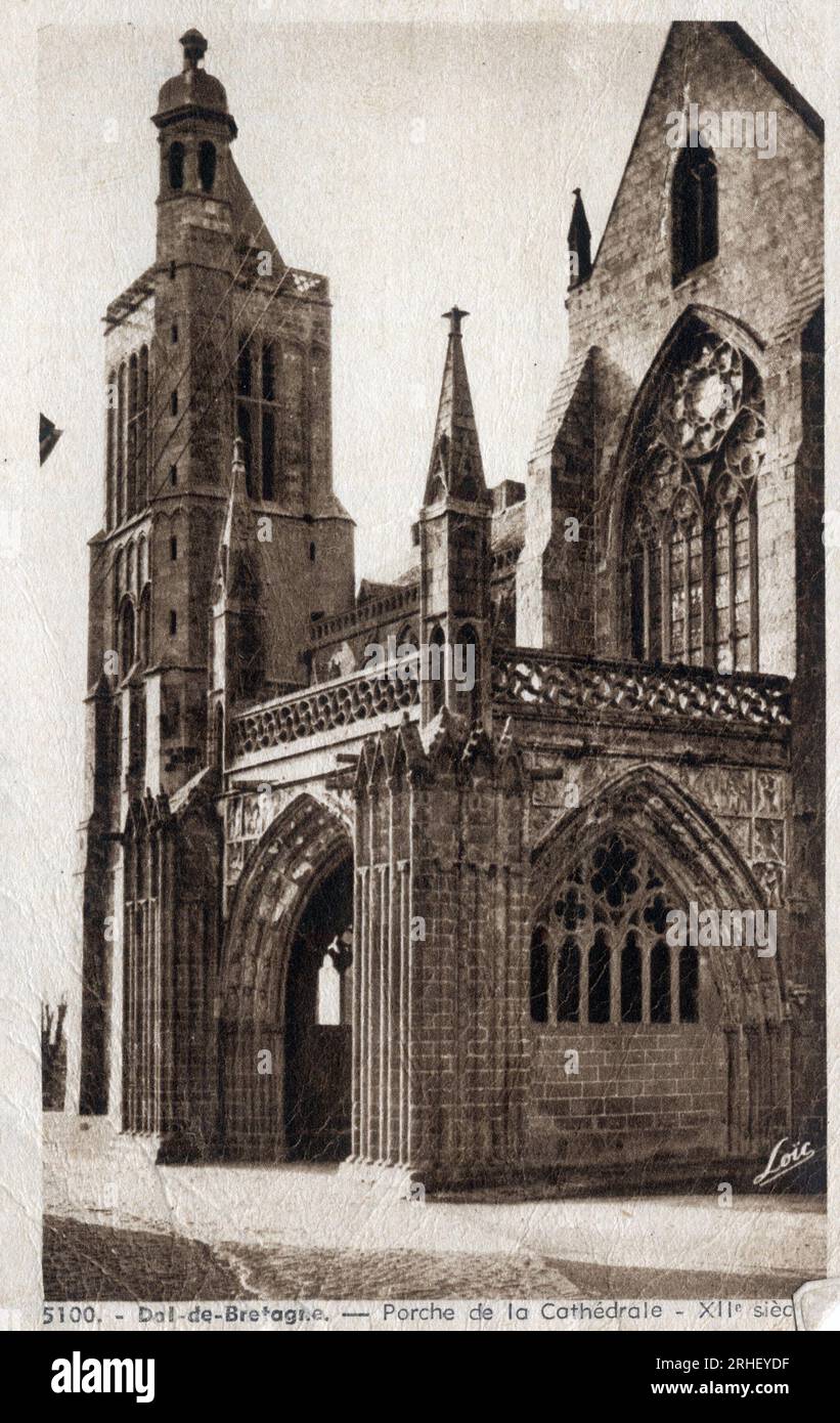 Bretagne, Ille et Vilaine (35), Dol de Bretagne (Dol-de-Bretagne) : porche de la cathedrale Saint Samson (Saint-Samson) du 12eme siecle - Carte postale 20eme siecle Stock Photo