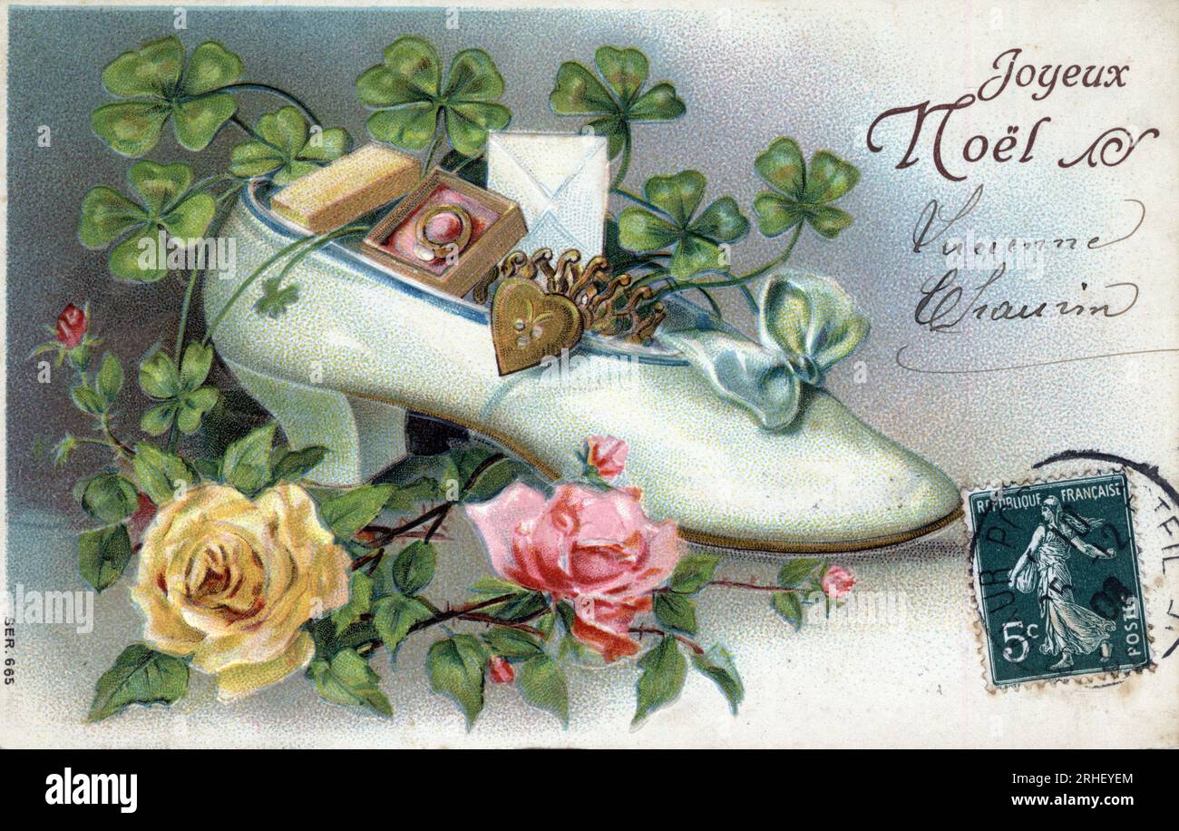 Carte de voeux pour Noel : une chaussure remplie de cadeaux - Carte postale datee 1900-1909 Stock Photo