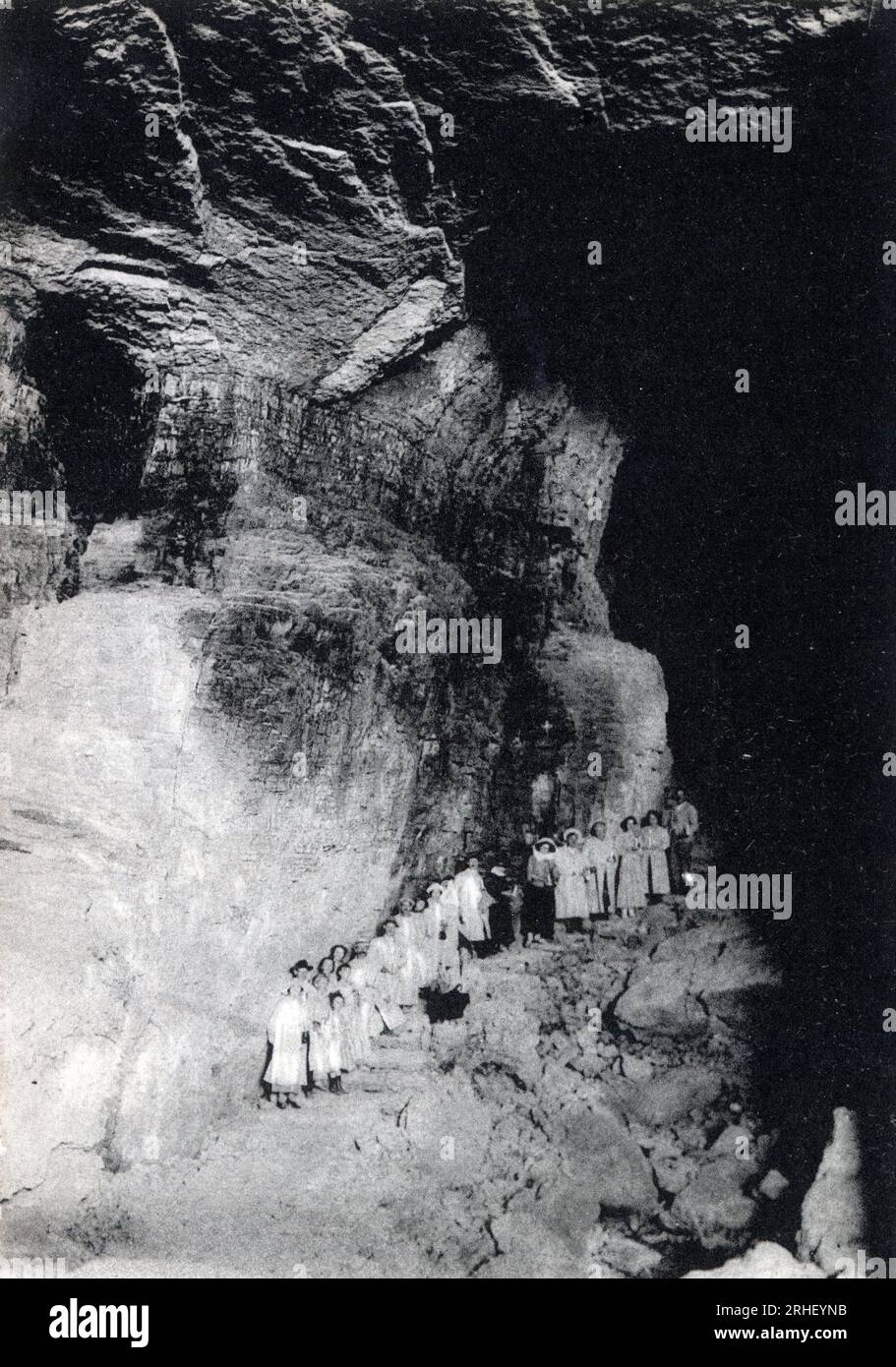 Rhone Alpes, Isere (38), La Balme les Grottes (La Balme-les-Grottes) : visiteurs entrant dans la salle de la Grande Coupole - Carte postale fin 19eme-20eme siecle Stock Photo