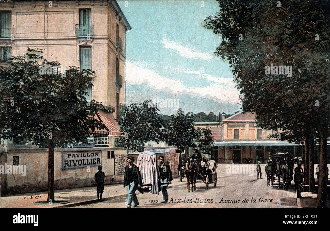 Rhone Alpes, Savoie (73), Aix les Bains (Aix-les-Bains) : avenue de la gare - Carte postale fin 19eme-20eme siecle Stock Photo