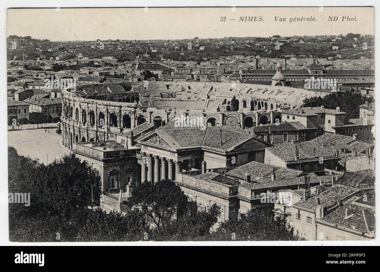 Languedoc Roussillon, Gard (30), Nimes : vue generale de la ville avec les arenes et la Maison Carree - Carte postale fin 19eme-20eme siecle Stock Photo