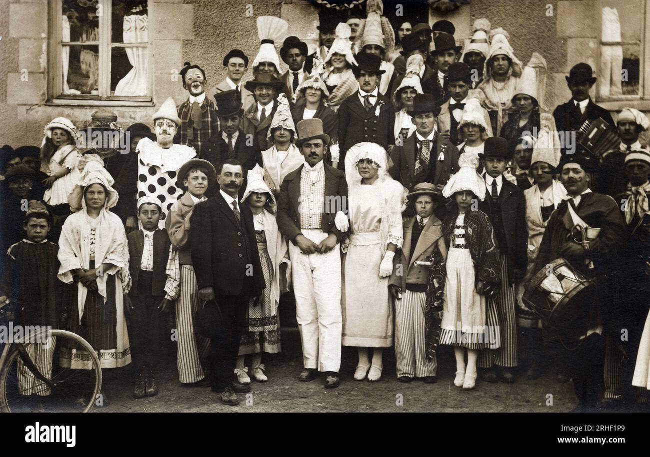 PC CIRQUE, UN GROUPE DE CLOWNS, carte postale ancienne VRAIE