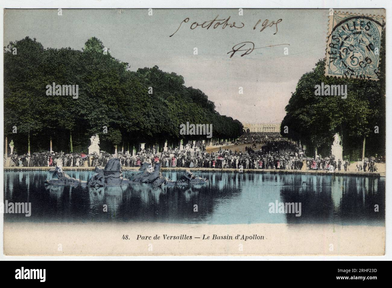 Chateau de Versailles : visiteurs devant le bassin du char d'Apollon dans le parc - Carte postale datee 1905 Stock Photo