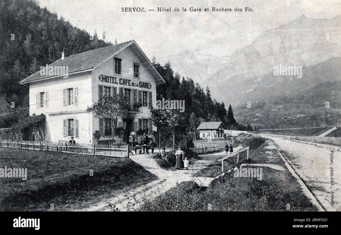 Rhone Alpes, Haute Savoie (74) : vue de l'Hotel de la Gare et des Rochers des Fiz - Carte postale datee 1910-1919 Stock Photo