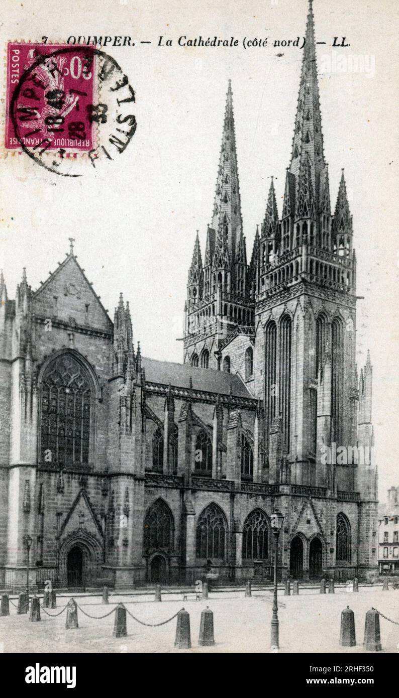 Bretagne, Finistere (29), Quimper : vue exterieure de la cathedrale Saint Corentin (Saint-Corentin) Carte postale datee 1933 Stock Photo