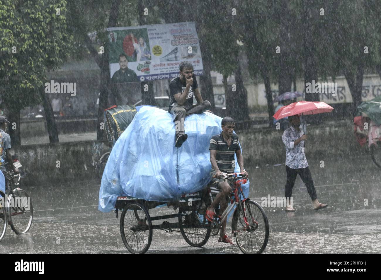 Dhaka, Bangladesh. 16th Aug, 2023. People using plastic as an umbrella