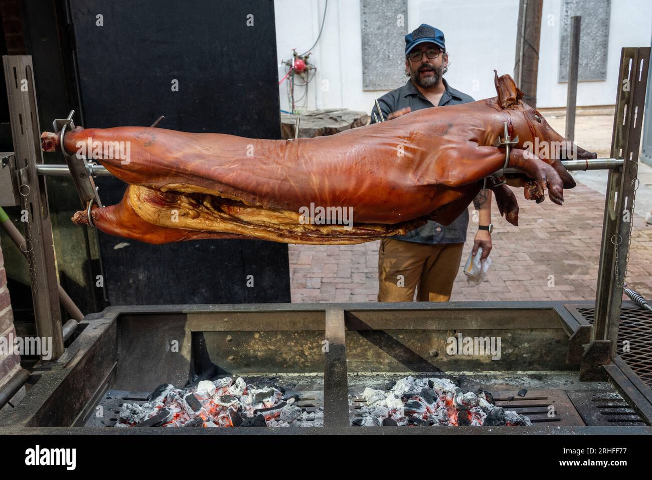 Whole hog slow roasting for barbecue at Rainey Street restaurant in Austin, Texas Stock Photo