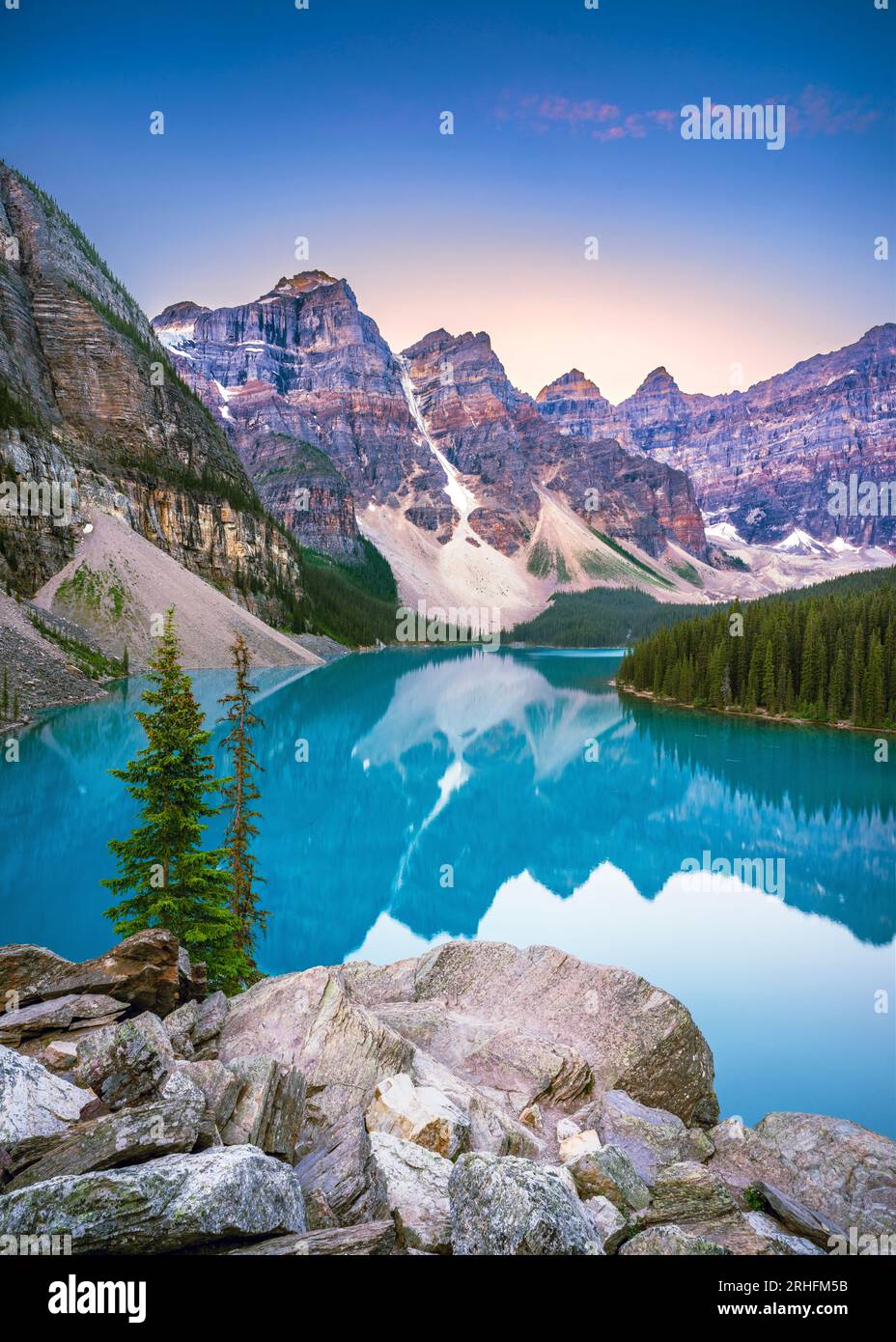 Sunrise at Moraine Lake during summer in Banff National Park, Canadian ...