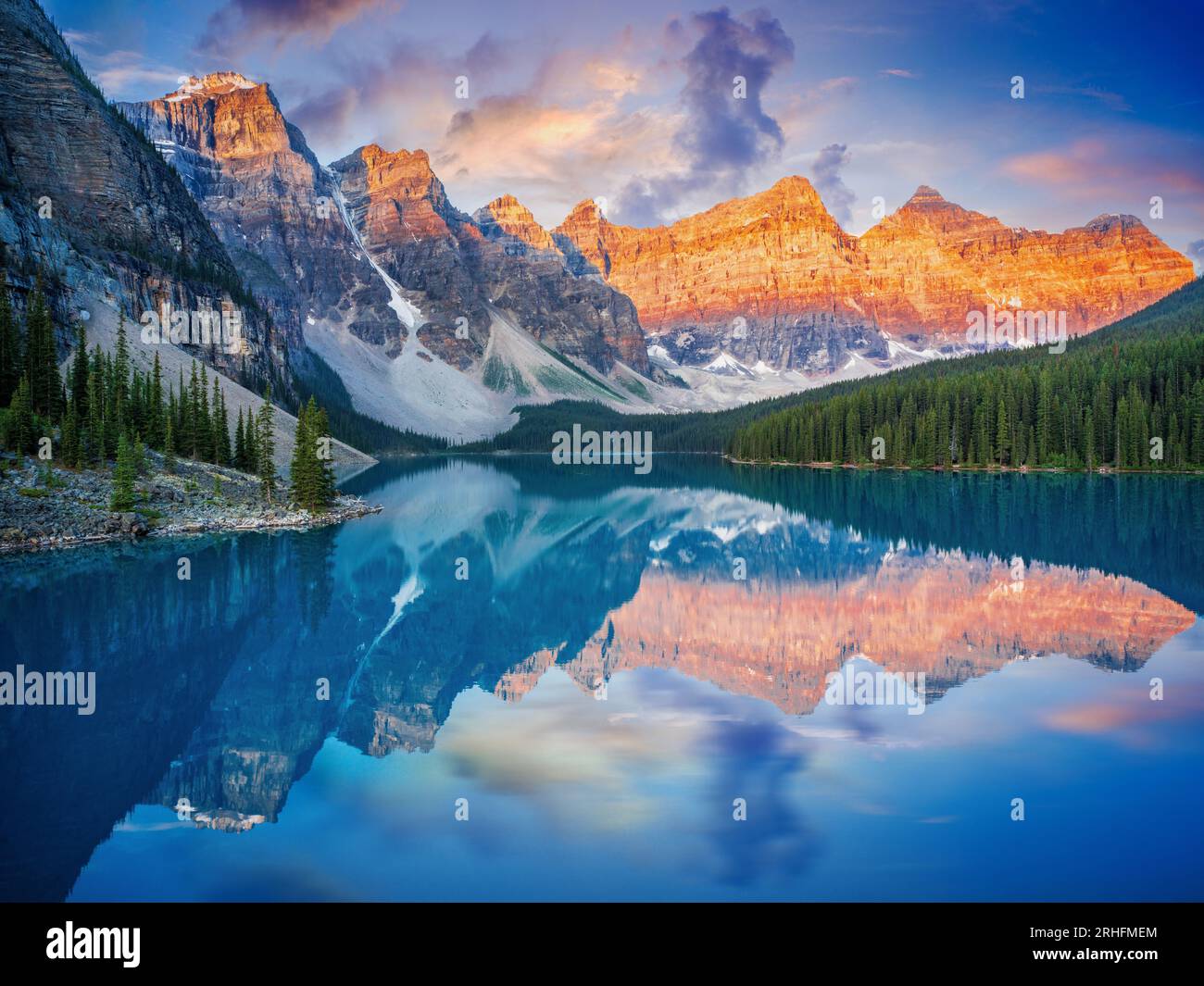 Sunrise at Moraine Lake during summer in Banff National Park, Canadian ...