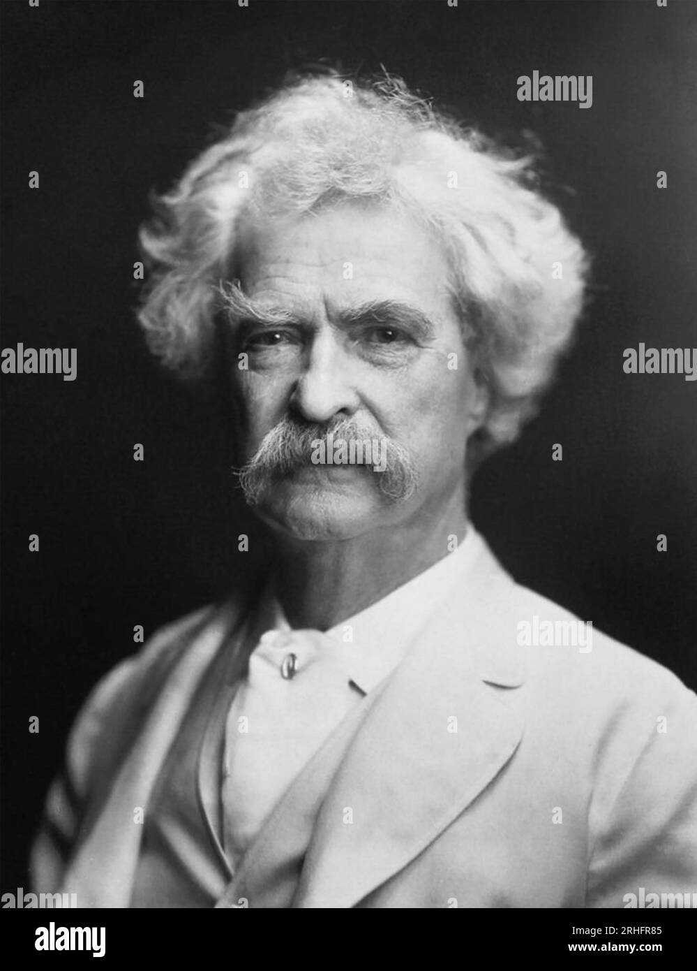 MARK TWAIN (1835-1910) American novelist in 1907 Stock Photo