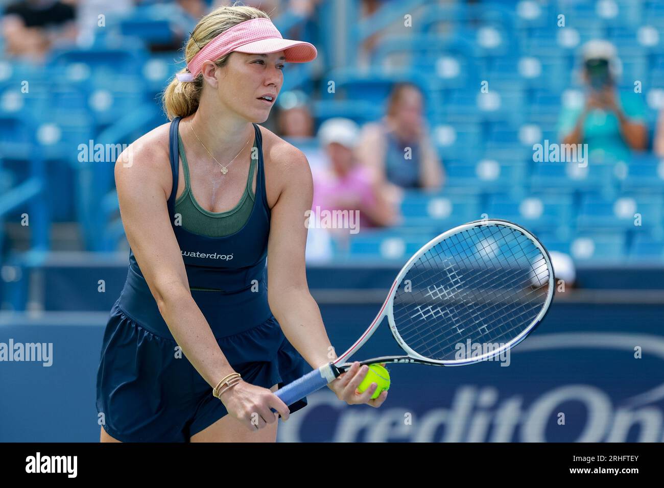 Mason, Ohio, USA. 16th Aug, 2023. Danielle Collins (USA) prepares to serve during Wednesday's round of the Western and Southern Open at the Lindner Family Tennis Center, Mason, Oh. (Credit Image: © Scott Stuart/ZUMA Press Wire) EDITORIAL USAGE ONLY! Not for Commercial USAGE! Stock Photo