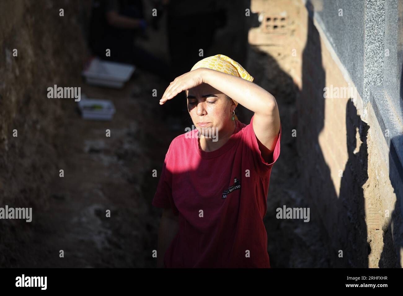 Madrid, Spain. 16th Aug, 2023. A forensic expert from the Aranzadi Science Society observes the grave during the exhumation.The exhumation work continues on the bones of those retaliated against by the Franco dictatorship in the cemetery of the town of Colmenar Viejo in Madrid. (Credit Image: © David Canales/SOPA Images via ZUMA Press Wire) EDITORIAL USAGE ONLY! Not for Commercial USAGE! Stock Photo