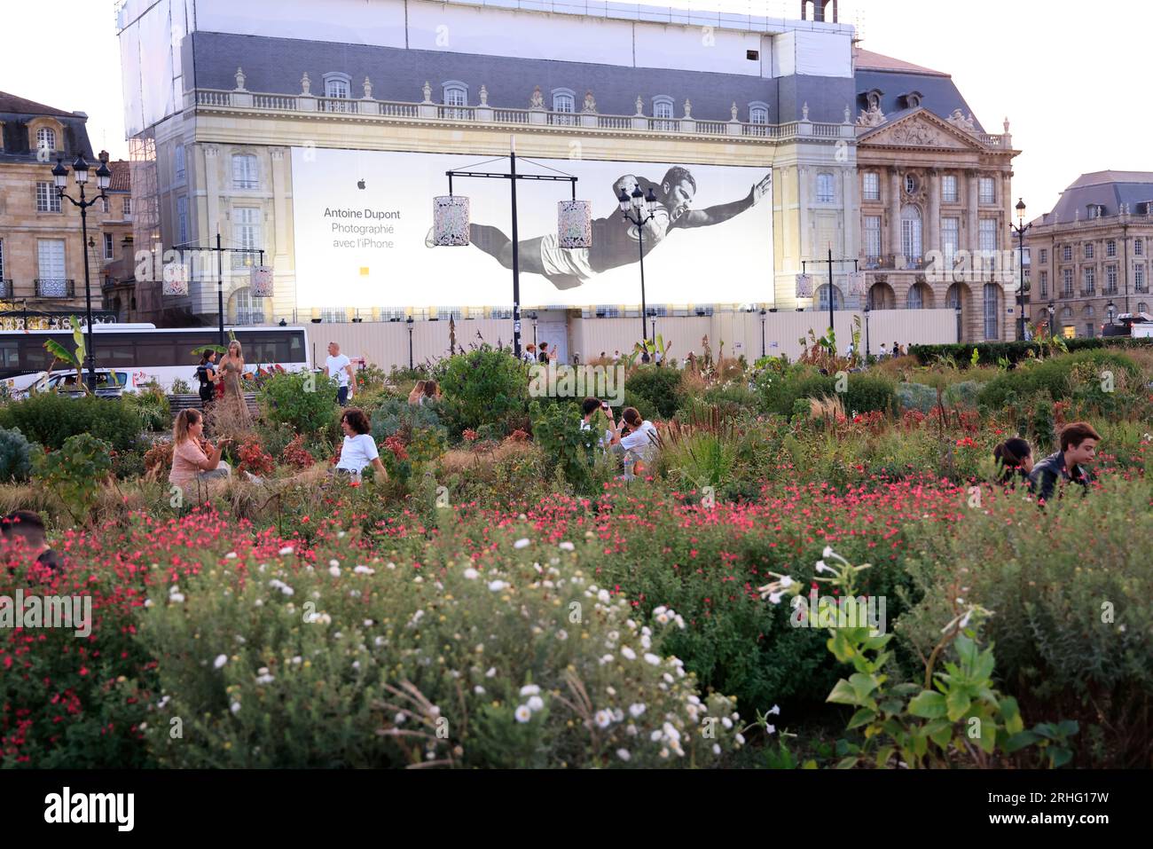Fin de journée sur les quais de Bordeaux. Sur les bâtiments de la place de la bourse une photo d’Antoine Dupont de la campagne publicitaire Apple « Ph Stock Photo