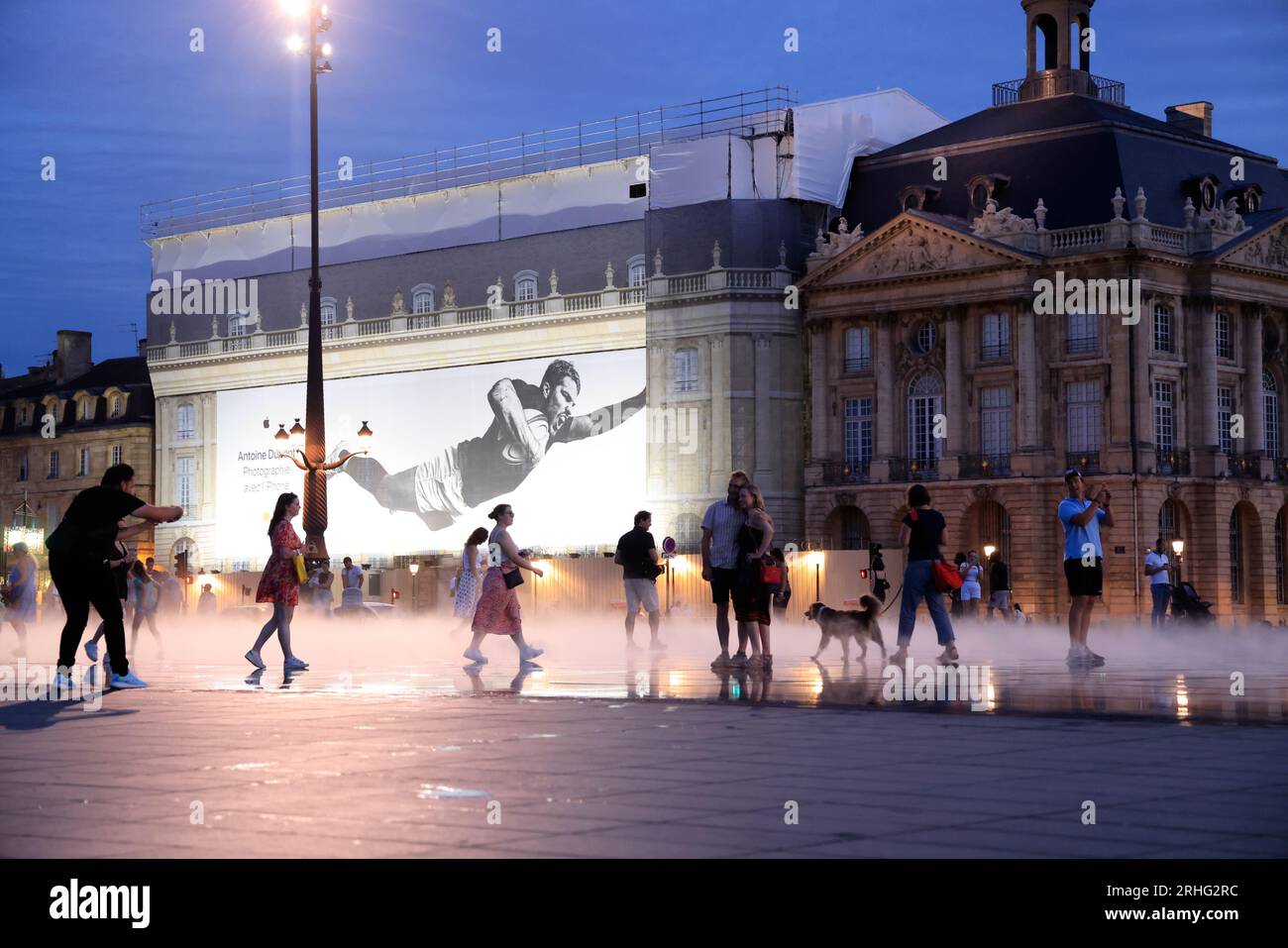 Fin de journée sur les quais de Bordeaux. Sur les bâtiments de la place de la bourse une photo d’Antoine Dupont de la campagne publicitaire Apple « Ph Stock Photo
