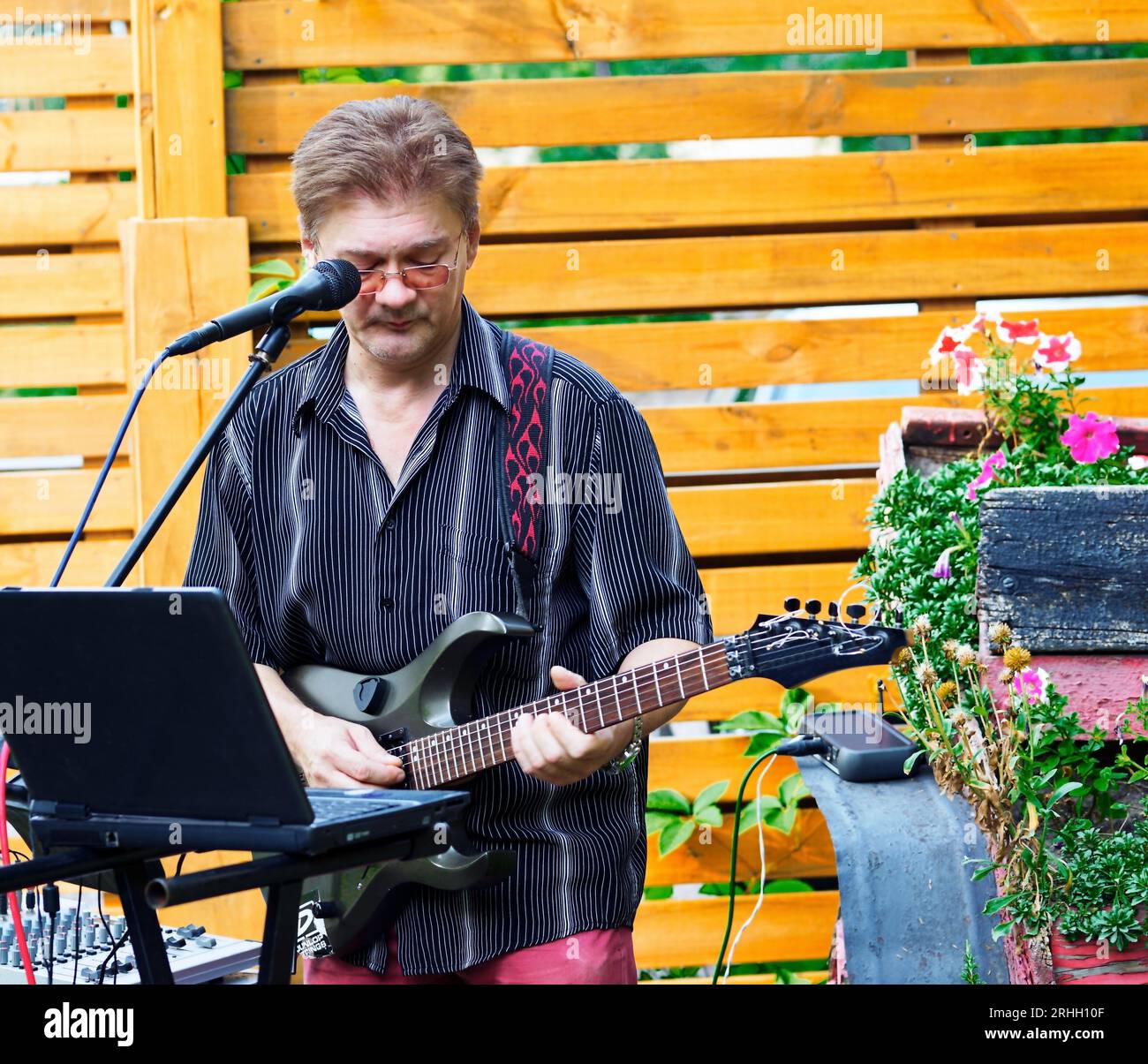 One man band. Street singer guitarist playing with playback, electric guitar Stock Photo